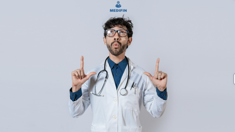 Mediziner blickt zum MEDIFIN-Logo