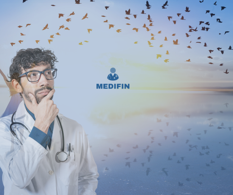 Mediziner blickt nachdenklich in die Zukunft